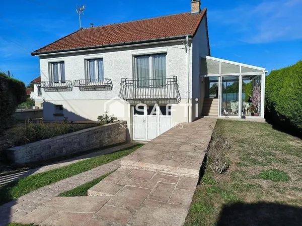 Maison de plein pied sur sous-sol, véranda, jardin de 621 m².