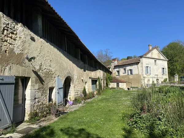AUX PORTES D'ANGOULEME moulin inscrit ISMH et ses dépendance