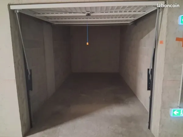 Garage parking box fermé