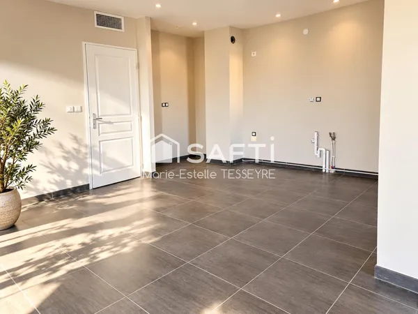 APPARTEMENT CLIMATISE T3 EN REZ-DE-JARDIN - TERRASSE EXCEPTIONNELLE - 3 PARKINGS - ACCÈS PRIVATIF