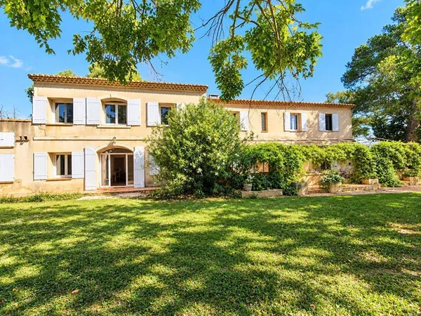 Maison 10 pièces 335 m²