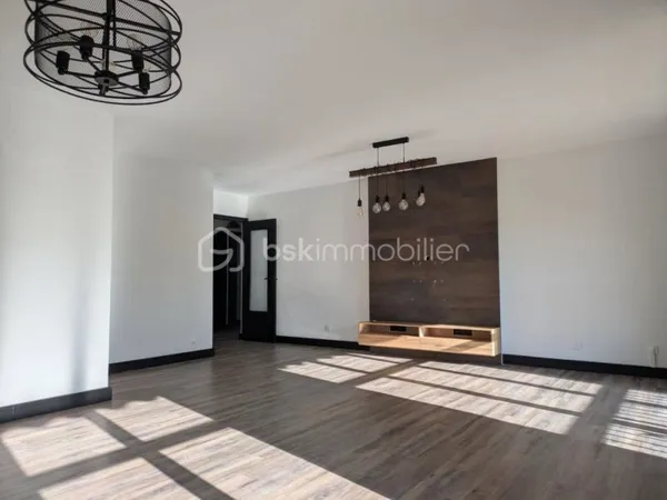 Appartement de type T4 transformé en T3 de 95 m2- Résidence sécurisée avec parc
