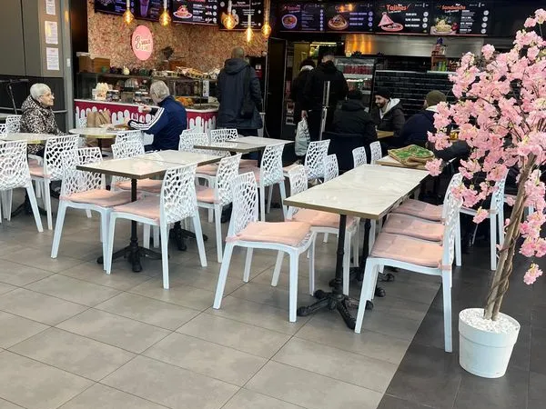RESTAURANT CAFETERIA à VENDRE dans CENTRE COMMERCIALE très fréquenté