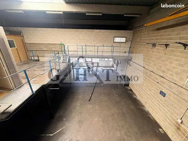 Local industriel 450 m²