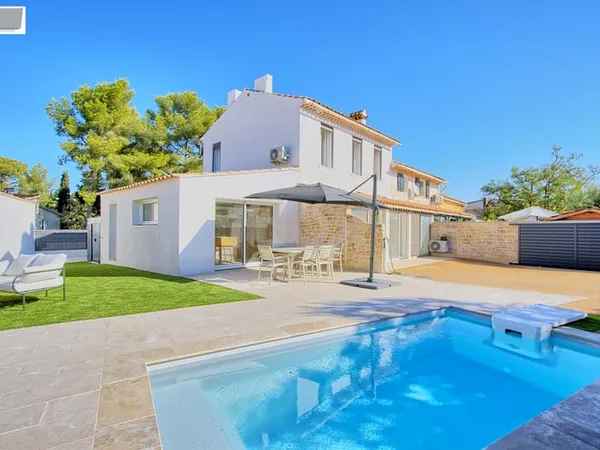 LA GARDE - MAISON DE 120 M2 ENTIEREMENT RENOVEE - PISCINE