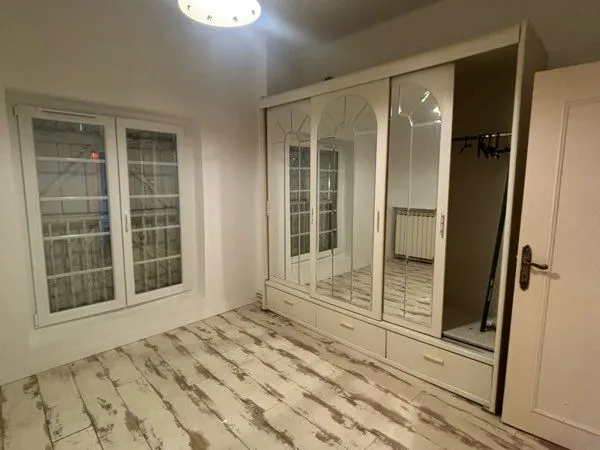 Grand logement 170 m² - 3 chambres - 2 SDB - 90 m² pièce de vie - balcon - 5min du centre ville