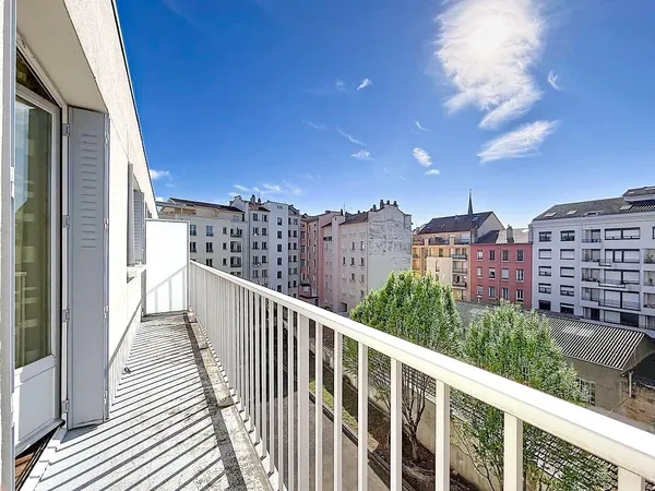 Villeurbanne limite Bellecombe, T5 avec balcons et vue
