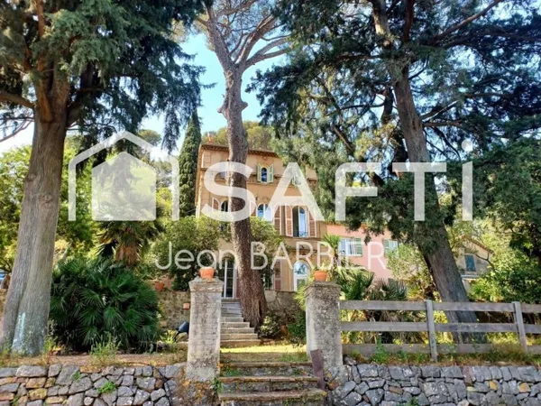 Dans le secteur privilégié du Cap Brun/serinette, dans une somptueuse maison de Maitre sur 1153m² de