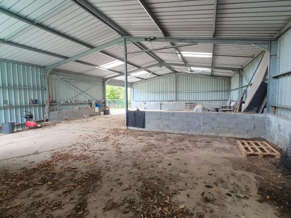 Hangar 300m2 sur terrain clos