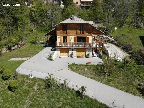 Chalet 6 pièces 250 m²