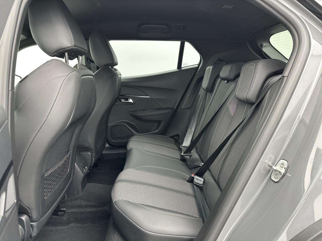 Peugeot 2008 hybrid 136 e-dcs6 gt — photo 12