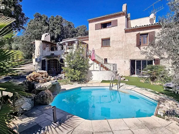 Appartement-Villa 3/4 pièces - 175 m² totale - Jardin, piscine, jacuzzi et 3 parkings