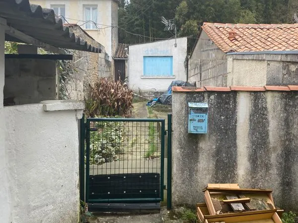 Maison 35 m² à rénover entièrement avec jardin 70 m² - Angoulême - 39 000