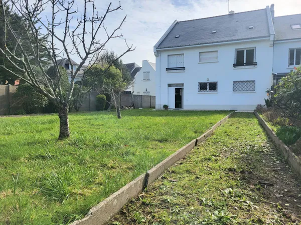 Vends maison avec beau jardin