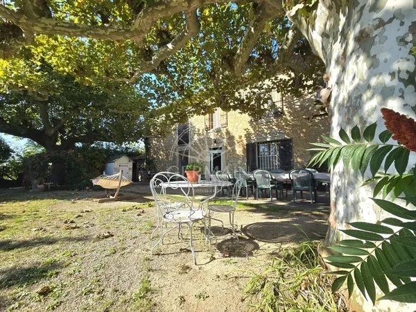 Mas en campagne avec dépendances et hangar agricole de 350 m² - terrain 3,5 hectares - Cavaillon