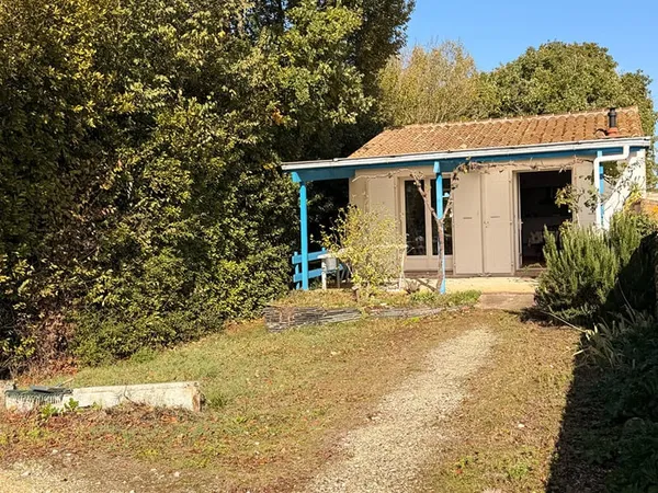 Maison avec beau séjour et jardin de 901 m², proche du Château-d'Oléron