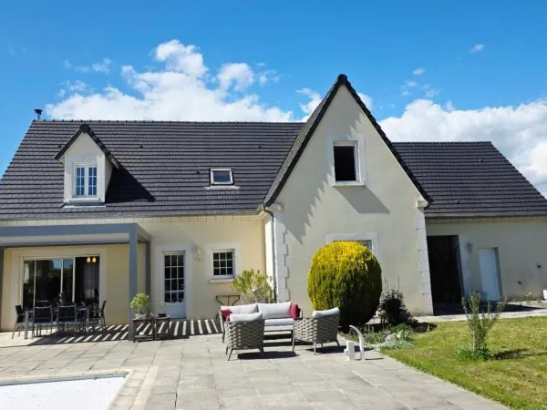 SAINT DOULCHARD MAISON 8 PIECES 6 CHAMBRES PISCINE GARAGE DÉPENDANCE