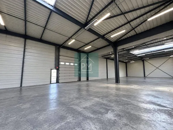 Local d'activité 2400 m²