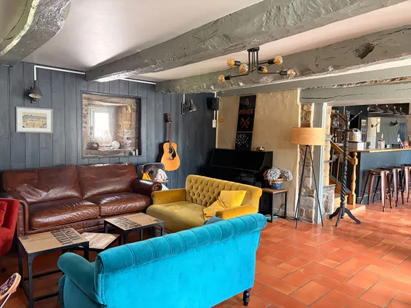 A VENDRE FOND DE COMMERCE LONGERE- RESTAURATION-CHAMBRES