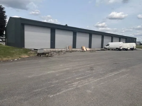 Entrepôt 1360 m²