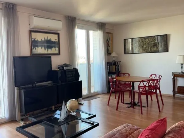 Grand T3 avec 2 balcons, placards, clim,parking ds résidence