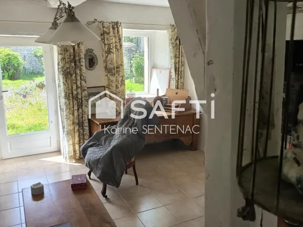 Très belle longère rénovée avec goût . Isolé sans vis à vis, dans un hameau calme