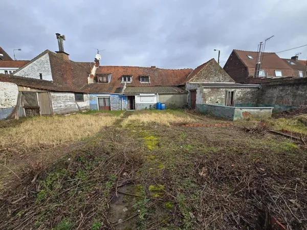 Maison 350 m2 à rénover, jardin et hangar
