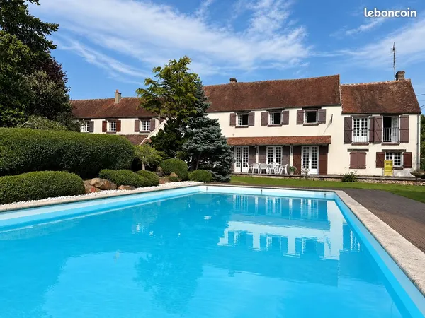 Longère briarde de caractère de 298 m² avec piscine chauffée et un jardin arboré de 2893 m²