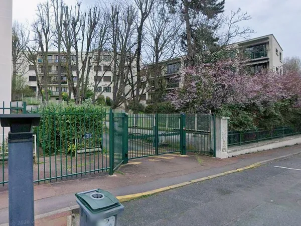Loue place de parking sécurisée à St Cloud, accès direct aux quais de Seine