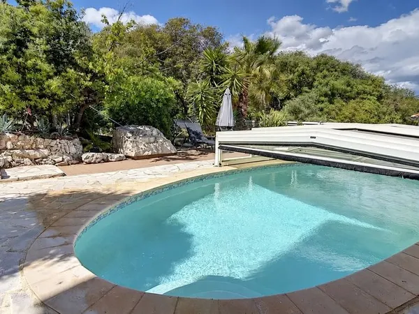 Maison individuelle, quartier St-Jacques, 5 chambres + studio avec jardin et piscine, sous abri et t