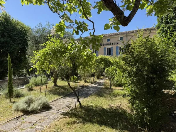 Maison de caractère avec jardin et garage