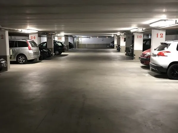 Place de parking couverte à louer - Hypercentre rive droite