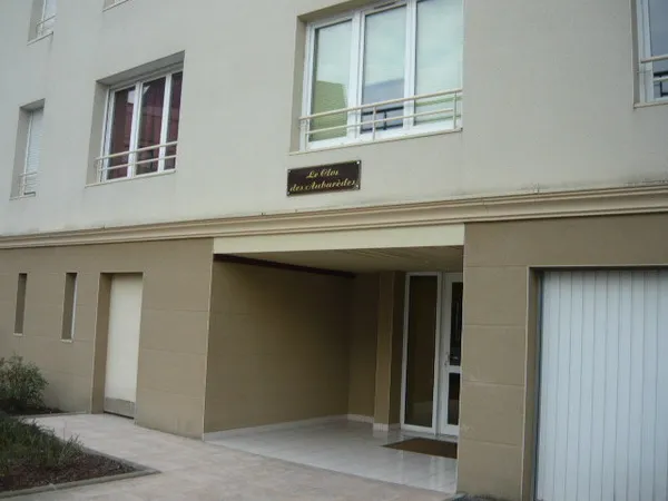 F2 DANS RESIDENCE AVEC ASCENSEUR ET GARAGE