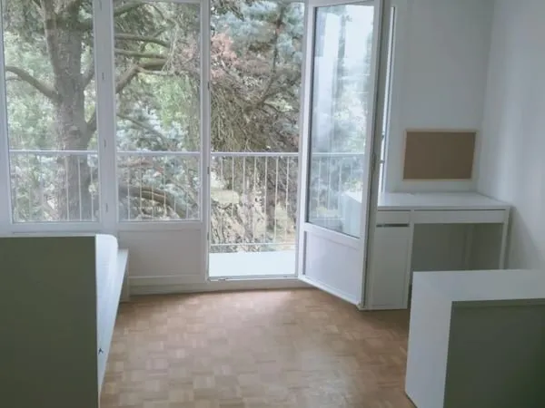 Studio meublé (T1 bis de 24 m²) très lumineux, place de parking et cave. Quartier très calme