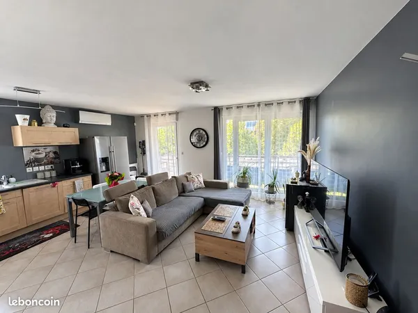 Appartement T3 lumineux, dernier étage avec ascenseur et grande terrasse