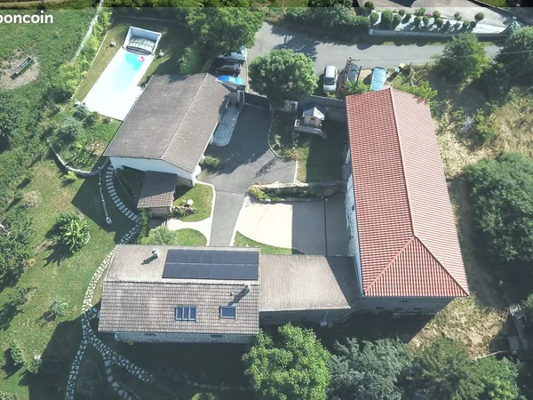 Vente | Corps de ferme | 4ch | 176.85 m² | La Talaudière | Terrasse · Piscine