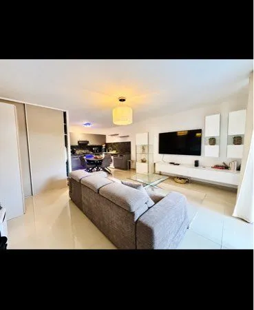 Appartement grand 2 pièces bas des plateaux fleuris