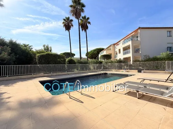 Petite copropriété 2 p 50 m² avec garage cave et parking.