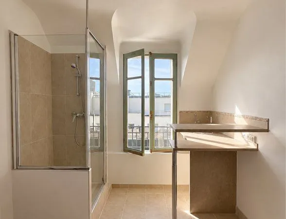 Studette rénovée - Paris 15e - Dernier étage avec ascenseur, vue dégagée