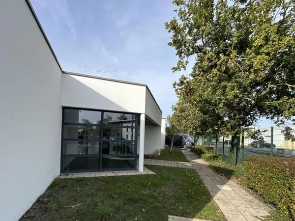Local d'activités 653 m²