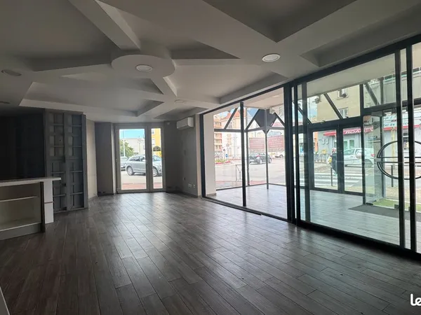 ROANNE HYPER CENTRE - LOCAL 110 m² Climatisé + CAVE 70 m² - 6 500 VÉH./JOUR - STATIONNEMENT GRATUIT