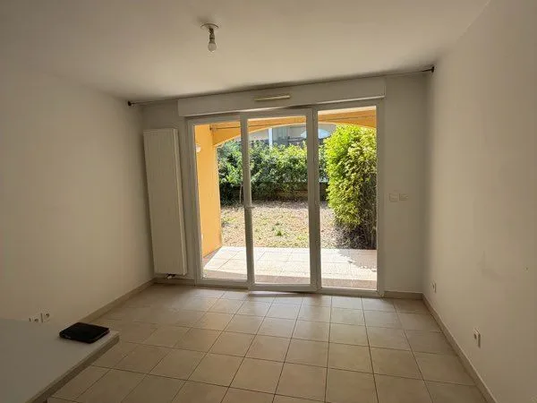 T2 résidence rdc 43m2 / jardin 43m2 / place parking /