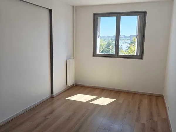 Neuilly-sur-Marne €" F4 traversant de 84 m², balcon plein sud, box fermé et cave.