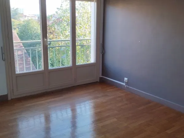 Appartement T3 lumineux de 53 m2 avec balcon et cave à Vichy (3 ème étage )