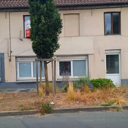 Maison à rénover avec parking privatif et jardin