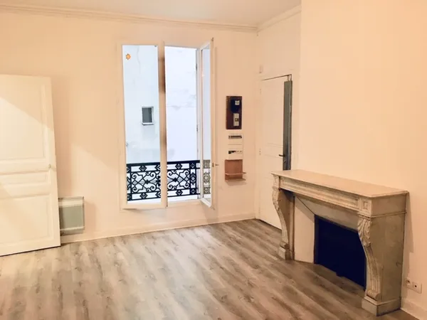 1 GRANDE PIÈCE AVEC ALCÔVE - RUE DE PARADIS - PARIS 10e
