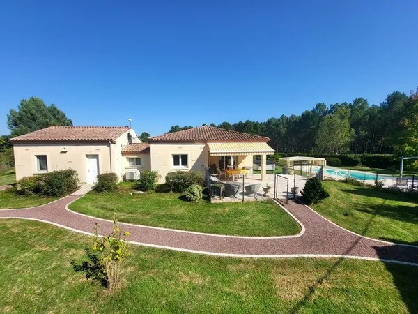 Villa plain-pied 205 m², 5 chambres , espace indépendant , 1h de Bordeaux, 3h de Paris