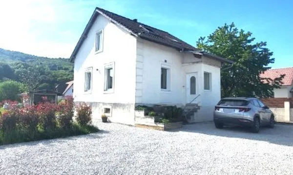 CHARMANTE, AGREABLE ET LUMINEUSE MAISON F3/F4 SUR 12 ARES TERRAIN