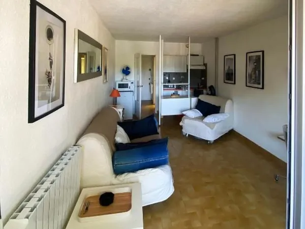 LOCATION Studio avec vue port, piscine & parking privé
