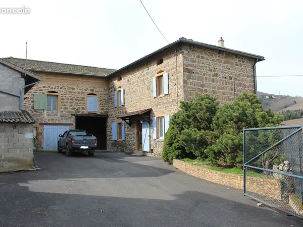 Maison en pierre de 115 m² avec grands extérieurs et nombreuses dépendances